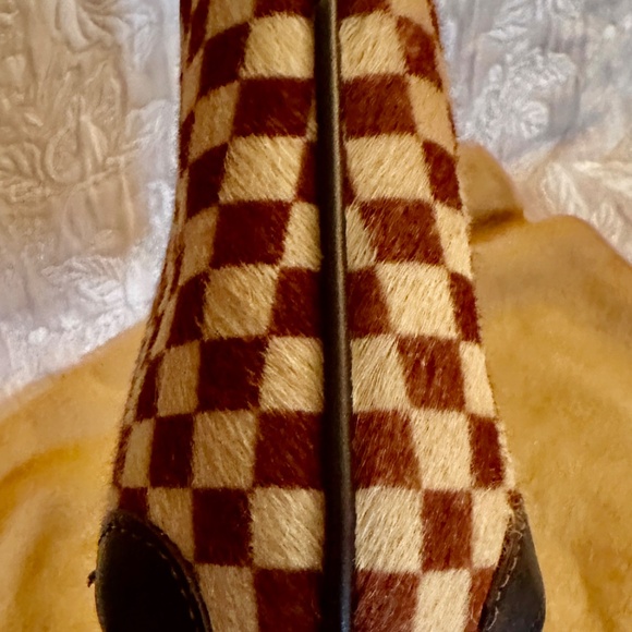 Authentic Louis Vuitton Sauvage Tigres Handbag - Picture 4 of 11